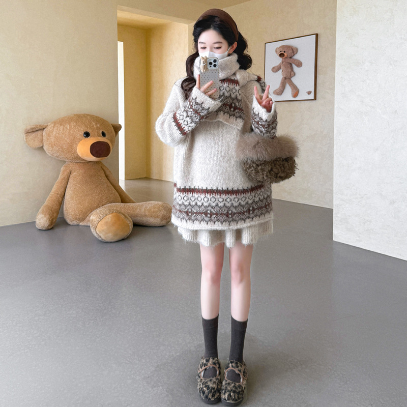 Trudnički kostim: široki pulover s dugim rukavima i kratka suknja, vunena smjesa, jesen 2025, gradski stil