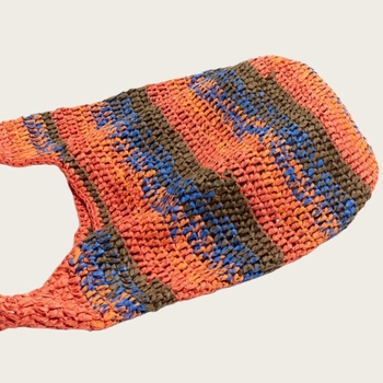 Tote vrećica u ulicnom stilu, materijal papir, oblik vertikalno kvadratni, otvor na vrhu, džep za telefon