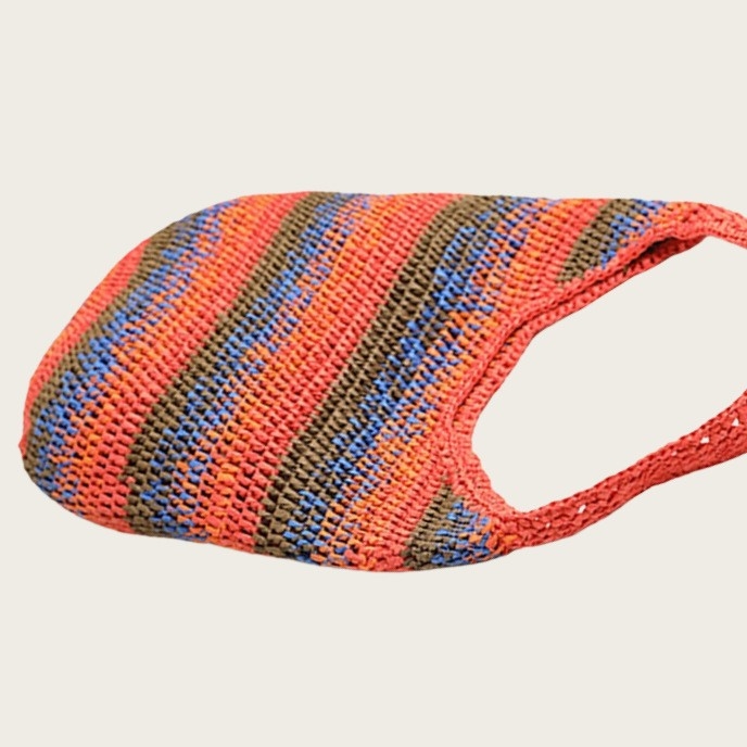 Tote vrećica u ulicnom stilu, materijal papir, oblik vertikalno kvadratni, otvor na vrhu, džep za telefon