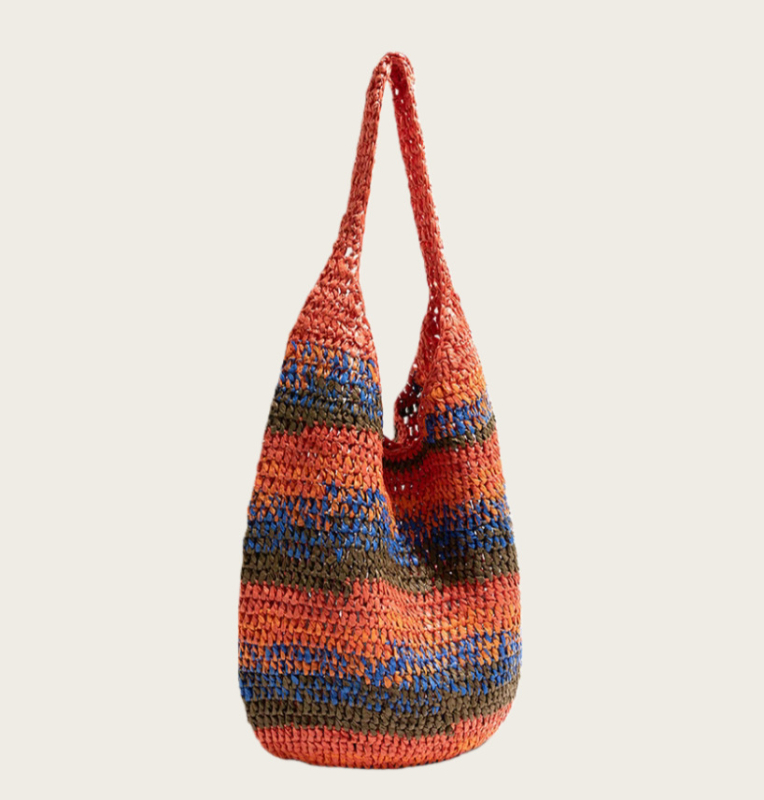 Tote vrećica u ulicnom stilu, materijal papir, oblik vertikalno kvadratni, otvor na vrhu, džep za telefon