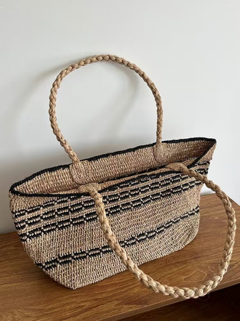 Geantă din raffia, țesută manual, formă pătrată orizontală, deschidere deschisă, textură moale, stil urban