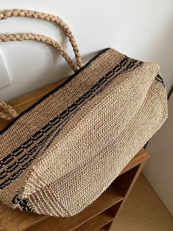 Geantă din raffia, țesută manual, formă pătrată orizontală, deschidere deschisă, textură moale, stil urban