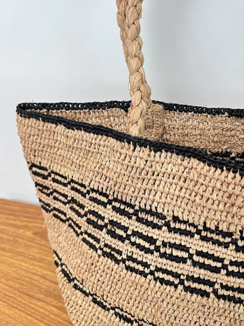 Geantă din raffia, țesută manual, formă pătrată orizontală, deschidere deschisă, textură moale, stil urban