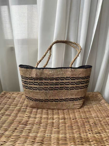Geantă din raffia, țesută manual, formă pătrată orizontală, deschidere deschisă, textură moale, stil urban