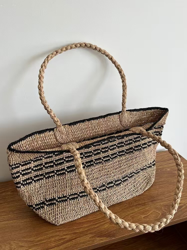 Geantă din raffia, țesută manual, formă pătrată orizontală, deschidere deschisă, textură moale, stil urban