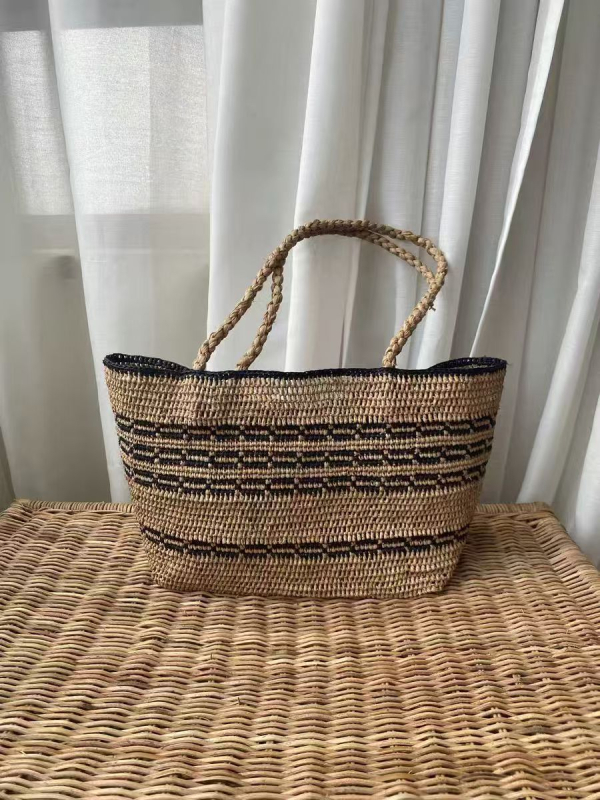 Geantă din raffia, țesută manual, formă pătrată orizontală, deschidere deschisă, textură moale, stil urban