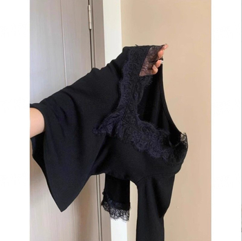 Majica s čipkastim rubom i German Velvet materijalom, dugi rukavi, V-izrez, uski kroj