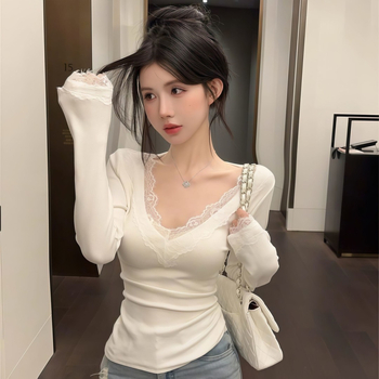 Majica s čipkastim rubom i German Velvet materijalom, dugi rukavi, V-izrez, uski kroj