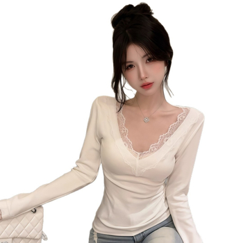 Majica s čipkastim rubom i German Velvet materijalom, dugi rukavi, V-izrez, uski kroj