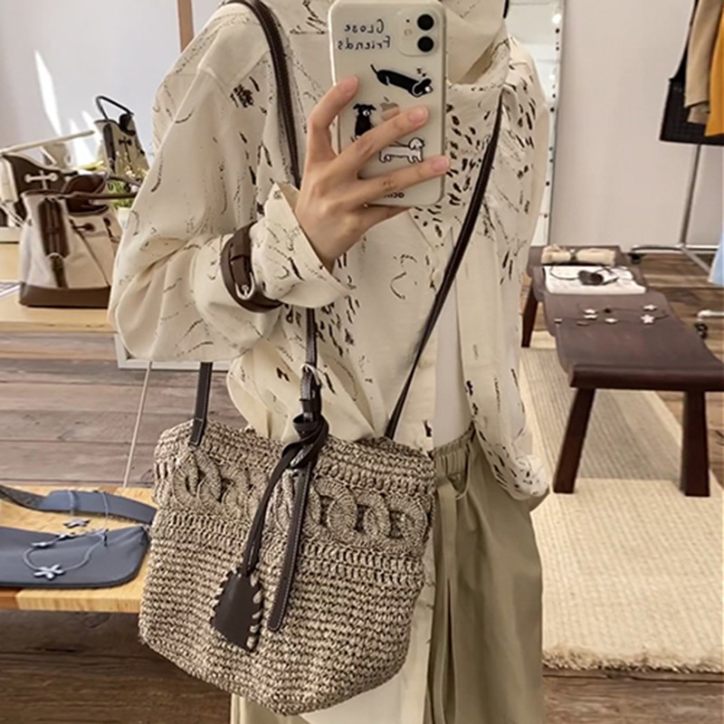 Ženska pletena crossbody torba s dvije naramenice, kvadratni oblik, poliesterska podstava i unutarnji džep sa zatvaračem