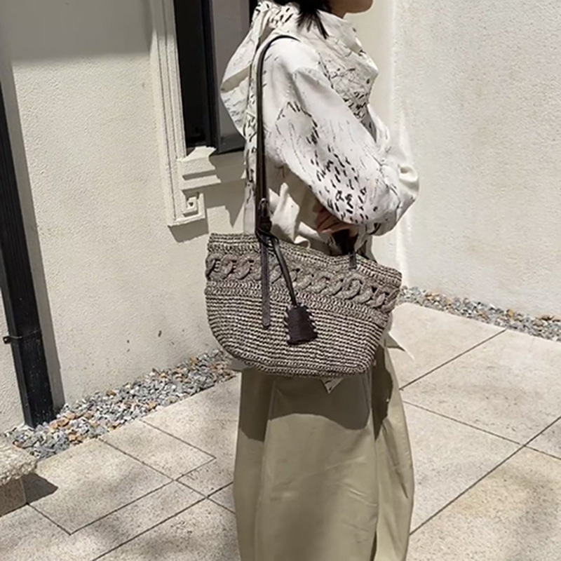 Ženska pletena crossbody torba s dvije naramenice, kvadratni oblik, poliesterska podstava i unutarnji džep sa zatvaračem