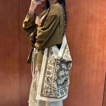 Crossbody torba od pamuka s printom, podstava od platna, vertikalni kvadratni oblik, otvoreni gornji dio, meka konstrukcija (Materijal: Pamuk; Podstava: Platno; Oblik: Vertikalni kvadrat; Otvaranje: Otvoreno; Mekanost: Meka)