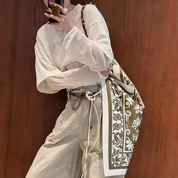 Crossbody torba od pamuka s printom, podstava od platna, vertikalni kvadratni oblik, otvoreni gornji dio, meka konstrukcija (Materijal: Pamuk; Podstava: Platno; Oblik: Vertikalni kvadrat; Otvaranje: Otvoreno; Mekanost: Meka)