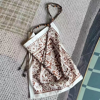 Crossbody torba od pamuka s printom, podstava od platna, vertikalni kvadratni oblik, otvoreni gornji dio, meka konstrukcija (Materijal: Pamuk; Podstava: Platno; Oblik: Vertikalni kvadrat; Otvaranje: Otvoreno; Mekanost: Meka)