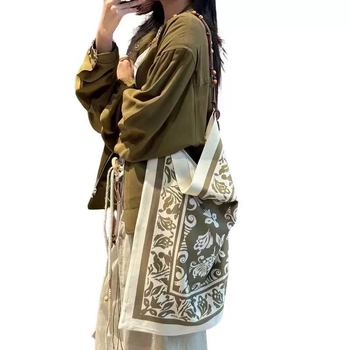 Crossbody torba od pamuka s printom, podstava od platna, vertikalni kvadratni oblik, otvoreni gornji dio, meka konstrukcija (Materijal: Pamuk; Podstava: Platno; Oblik: Vertikalni kvadrat; Otvaranje: Otvoreno; Mekanost: Meka)