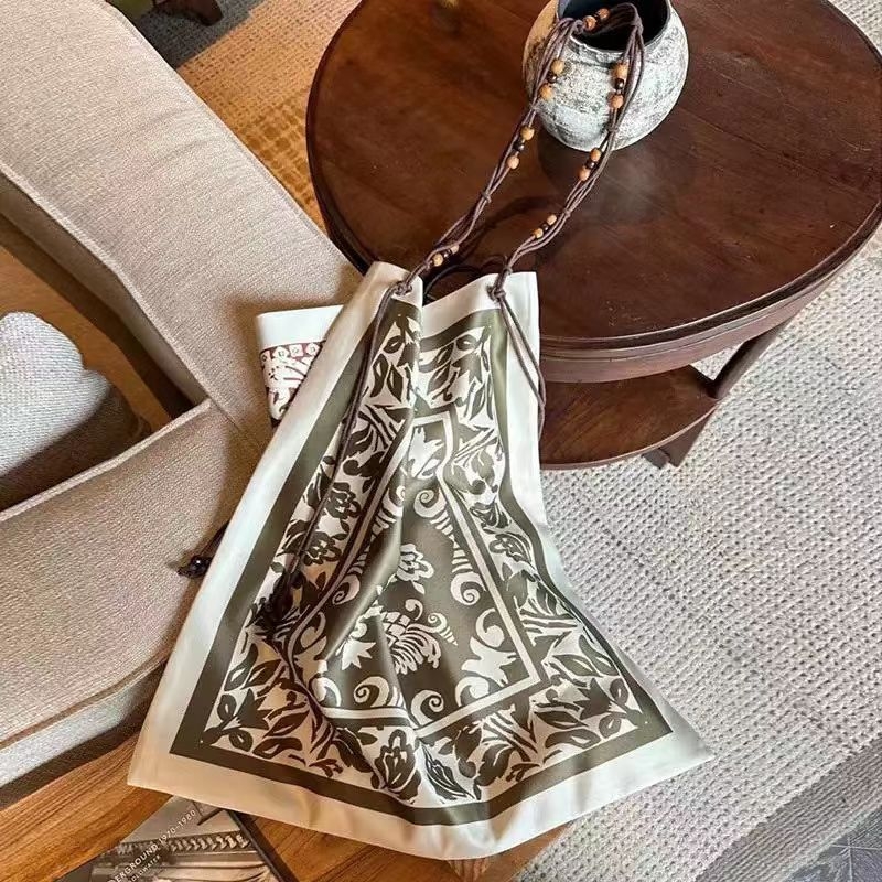 Crossbody torba od pamuka s printom, podstava od platna, vertikalni kvadratni oblik, otvoreni gornji dio, meka konstrukcija (Materijal: Pamuk; Podstava: Platno; Oblik: Vertikalni kvadrat; Otvaranje: Otvoreno; Mekanost: Meka)