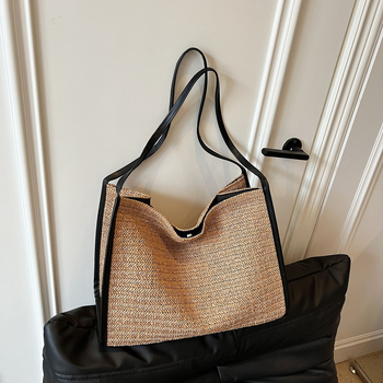 Pleteni slamnat torba s poklopcem, vodoravni kvadratni oblik, magnetsko zatvaranje, poliester podstava, dvostruke naramenice