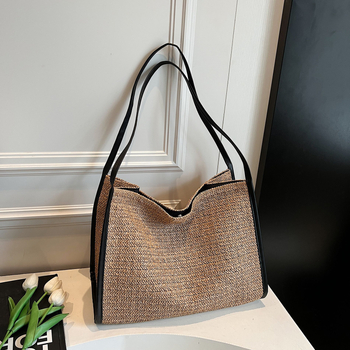 Pleteni slamnat torba s poklopcem, vodoravni kvadratni oblik, magnetsko zatvaranje, poliester podstava, dvostruke naramenice