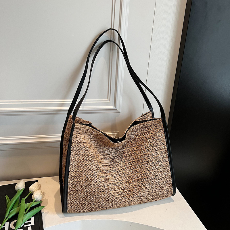 Pleteni slamnat torba s poklopcem, vodoravni kvadratni oblik, magnetsko zatvaranje, poliester podstava, dvostruke naramenice