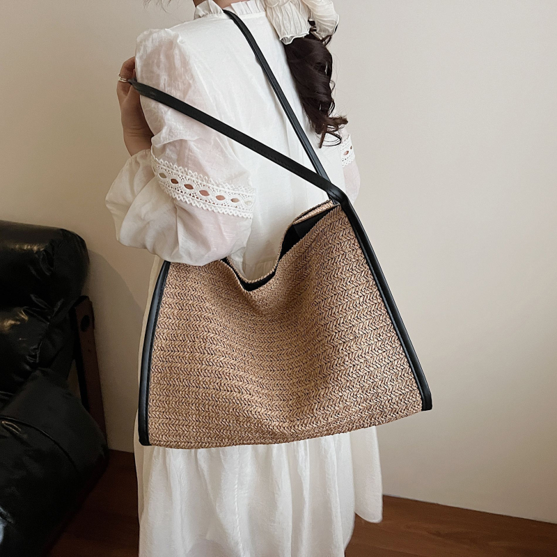 Pleteni slamnat torba s poklopcem, vodoravni kvadratni oblik, magnetsko zatvaranje, poliester podstava, dvostruke naramenice