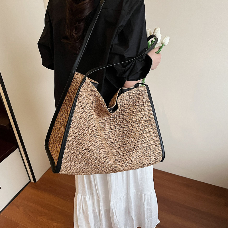 Pleteni slamnat torba s poklopcem, vodoravni kvadratni oblik, magnetsko zatvaranje, poliester podstava, dvostruke naramenice