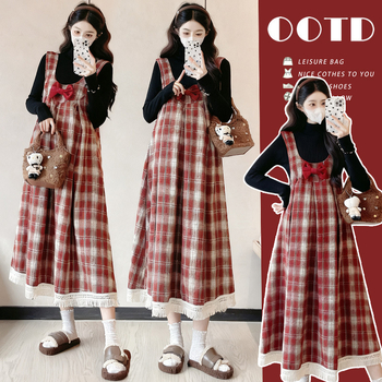 Anyatejű szett: szoknyás kosztüm hosszú ujjú, kötött anyag, pamut 80–90% + poliészter, rácsos mintázat, őszi-téli szezon