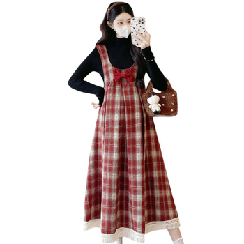 Anyatejű szett: szoknyás kosztüm hosszú ujjú, kötött anyag, pamut 80–90% + poliészter, rácsos mintázat, őszi-téli szezon