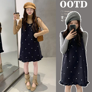 Koreai stílusú, hímzett szív díszítésű gyapjú anyagú kismama két darabos ruhaszett: ujjatlan mellény és középmagas hosszúságú ruha