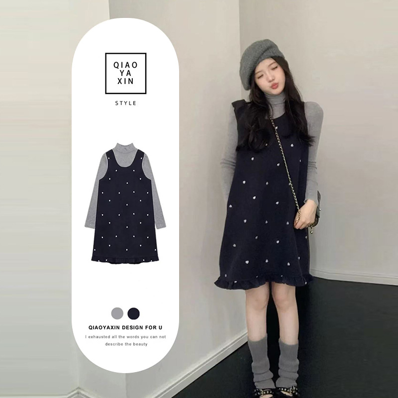 Koreai stílusú, hímzett szív díszítésű gyapjú anyagú kismama két darabos ruhaszett: ujjatlan mellény és középmagas hosszúságú ruha