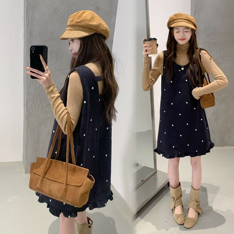 Koreai stílusú, hímzett szív díszítésű gyapjú anyagú kismama két darabos ruhaszett: ujjatlan mellény és középmagas hosszúságú ruha