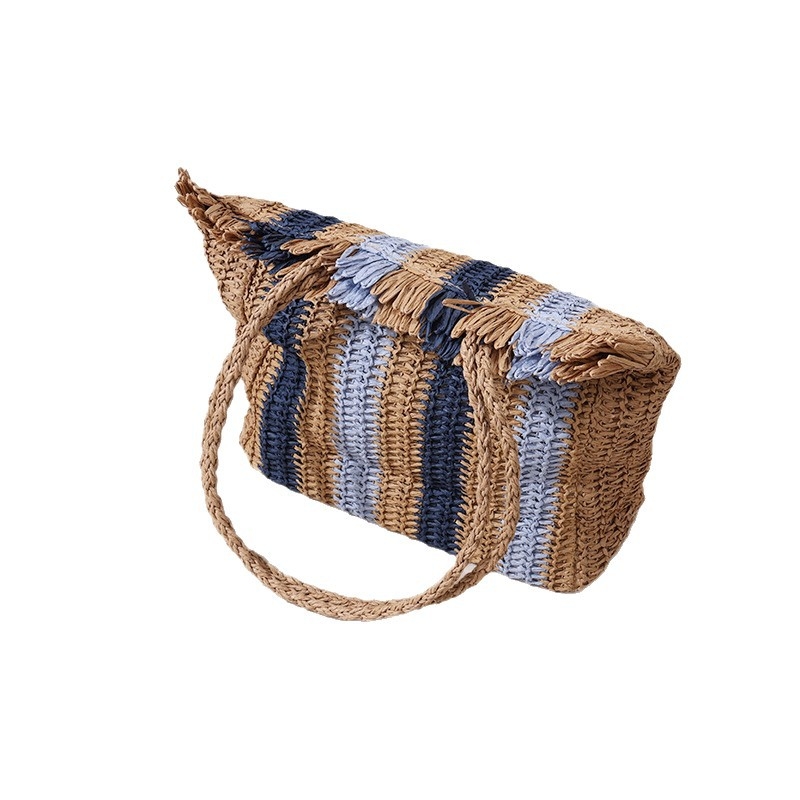 Papiroszból szőtt táska szabadidős utazásokhoz, függőleges négyzet alakú forma, cipzárral záródó, belső cipzáras zseb