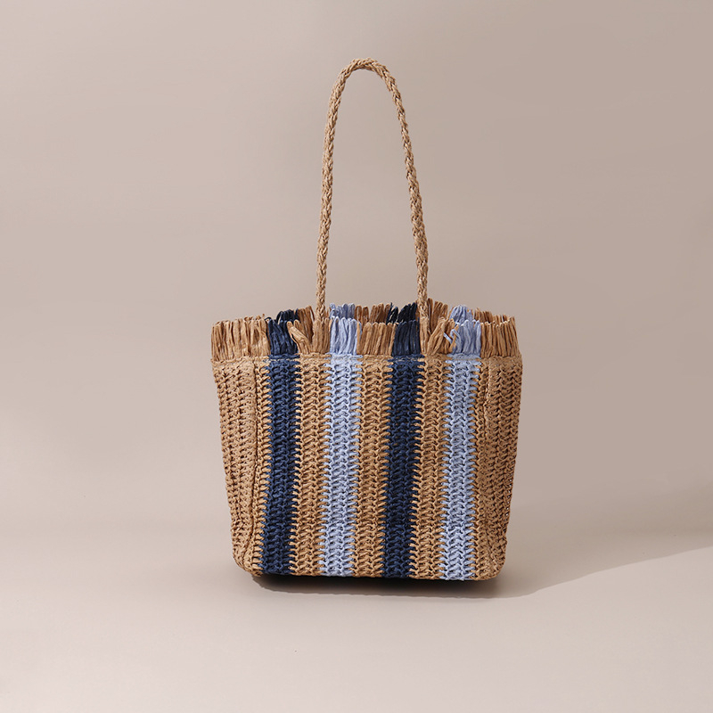 Papiroszból szőtt táska szabadidős utazásokhoz, függőleges négyzet alakú forma, cipzárral záródó, belső cipzáras zseb