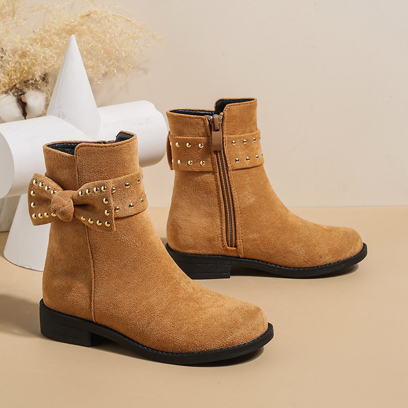 Lányoknak készült divatcsizma mikroszálas bőr felsőrésszel, középmagas szár, oldalsó cipzár, gumírozott talp, csúszásmentes