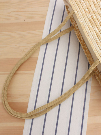 Fonott szalmából készült kosár alakú táska cipzárral, poliészter-pamut béléssel és telefonzsebbel