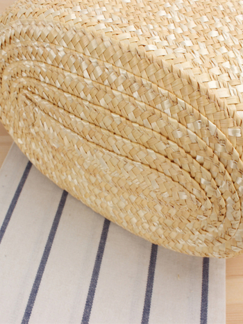 Fonott szalmából készült kosár alakú táska cipzárral, poliészter-pamut béléssel és telefonzsebbel