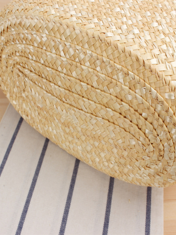 Fonott szalmából készült kosár alakú táska cipzárral, poliészter-pamut béléssel és telefonzsebbel