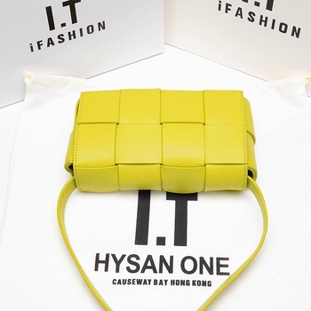 Torba od prave kože, mala kvadratna, vodoravni oblik, magnetska zatvarač, split koža