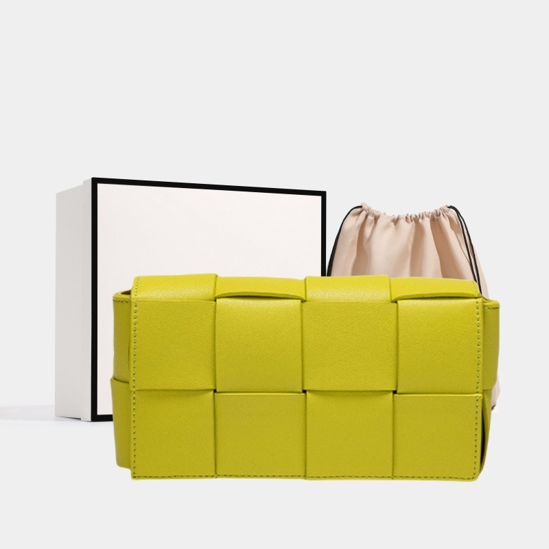 Torba od prave kože, mala kvadratna, vodoravni oblik, magnetska zatvarač, split koža