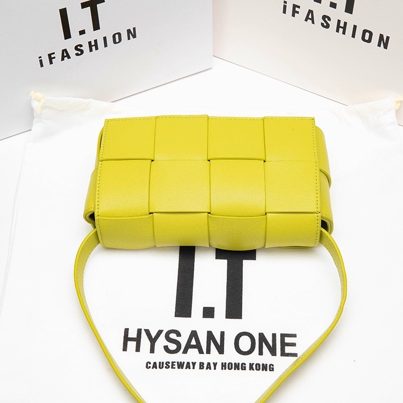 Torba od prave kože, mala kvadratna, vodoravni oblik, magnetska zatvarač, split koža