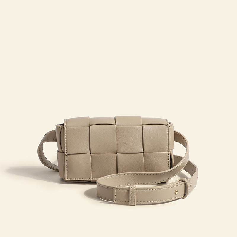 Torba od prave kože, mala kvadratna, vodoravni oblik, magnetska zatvarač, split koža