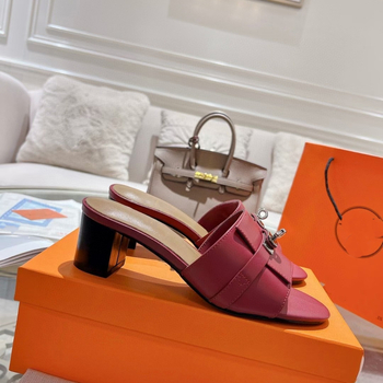 Női cipő borjúbőrből, hegyes orrú, belső báránybőrből, bőr talp, egyszerű stílus