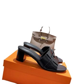 Női cipő borjúbőrből, hegyes orrú, belső báránybőrből, bőr talp, egyszerű stílus