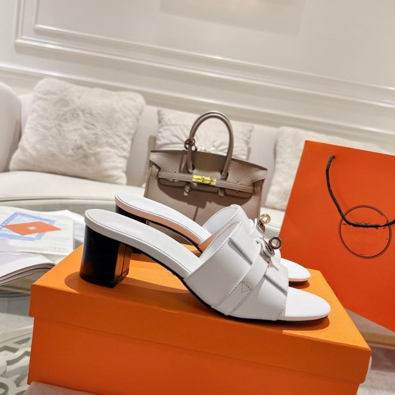 Női cipő borjúbőrből, hegyes orrú, belső báránybőrből, bőr talp, egyszerű stílus