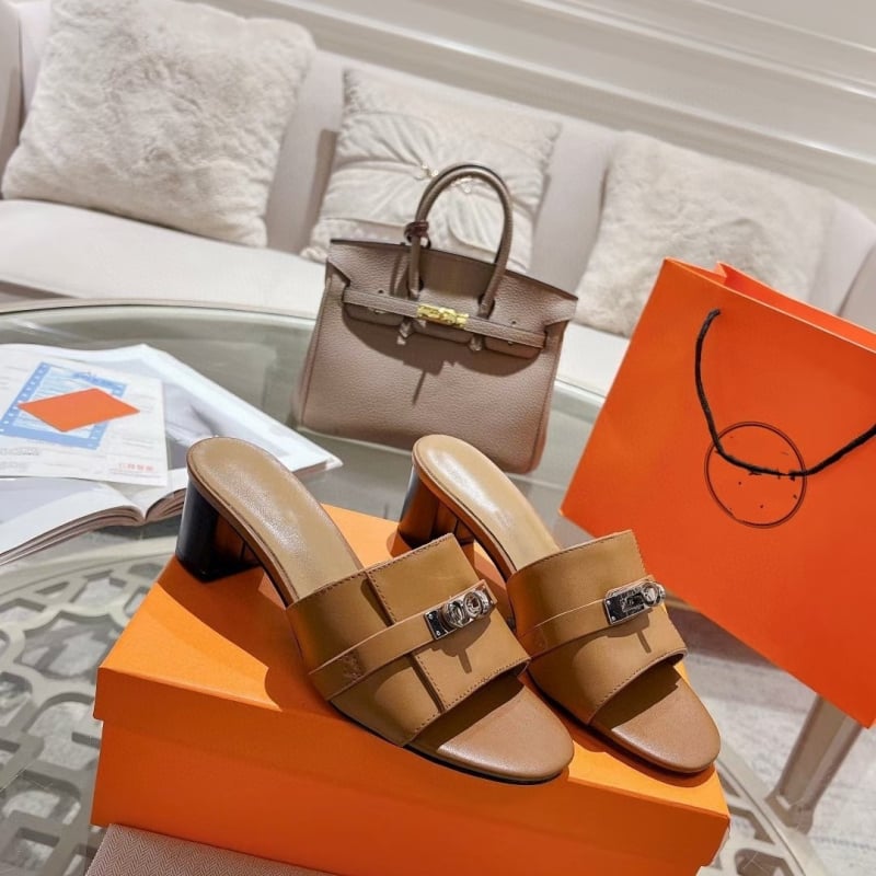 Női cipő borjúbőrből, hegyes orrú, belső báránybőrből, bőr talp, egyszerű stílus