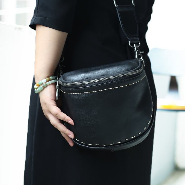 Torba tipa sedlo od prave kože, zatvaranje na zip, unutarnja džep na zip, jednofarbna, za svakodnevnu upotrebu
