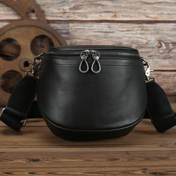 Torba tipa sedlo od prave kože, zatvaranje na zip, unutarnja džep na zip, jednofarbna, za svakodnevnu upotrebu