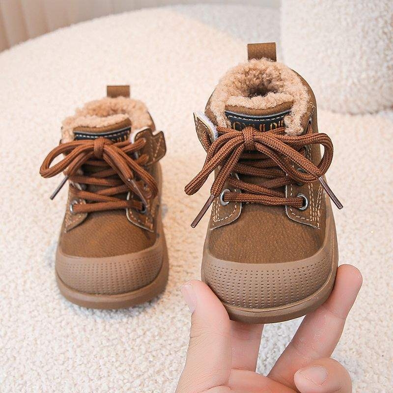 Dječje zimske čizme za uzrast 1–3 godine — gornji dio od umjetne kože, potplat od prirodne gume, minimalistički stil, proljeće 2024 izlazak