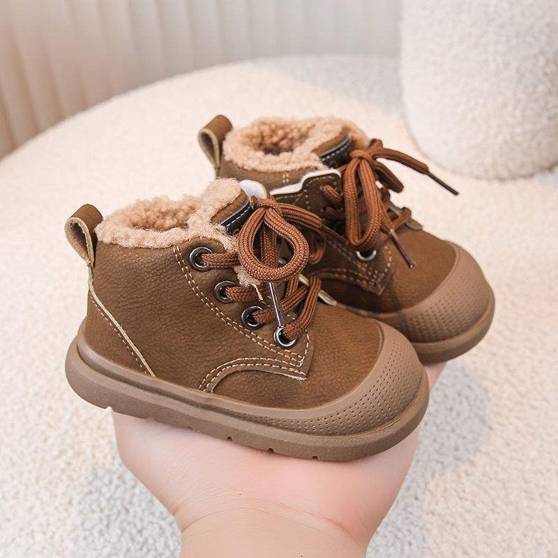 Dječje zimske čizme za uzrast 1–3 godine — gornji dio od umjetne kože, potplat od prirodne gume, minimalistički stil, proljeće 2024 izlazak