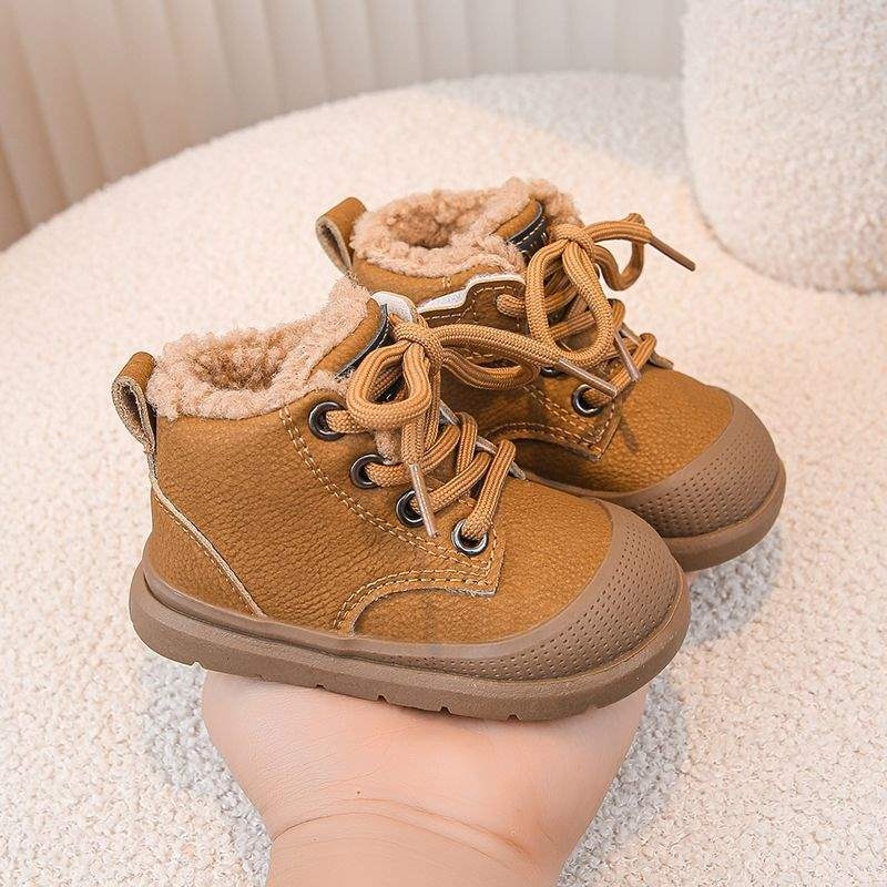 Dječje zimske čizme za uzrast 1–3 godine — gornji dio od umjetne kože, potplat od prirodne gume, minimalistički stil, proljeće 2024 izlazak