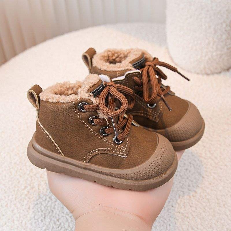 Dječje zimske čizme za uzrast 1–3 godine — gornji dio od umjetne kože, potplat od prirodne gume, minimalistički stil, proljeće 2024 izlazak
